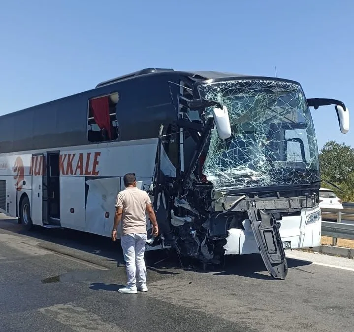 Kaza anı otobüs kamerasına yansıdı