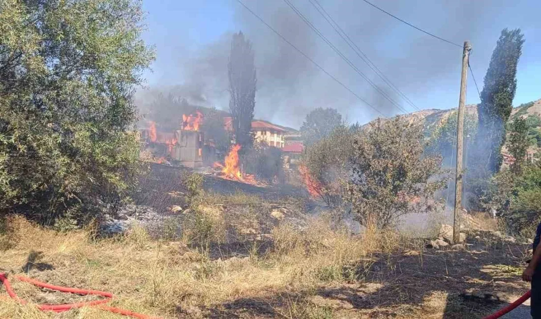 ANKARA'NIN KIZILCAHAMAM İLÇESİNDE AHŞAP BİNA TAMAMEN YANDI.