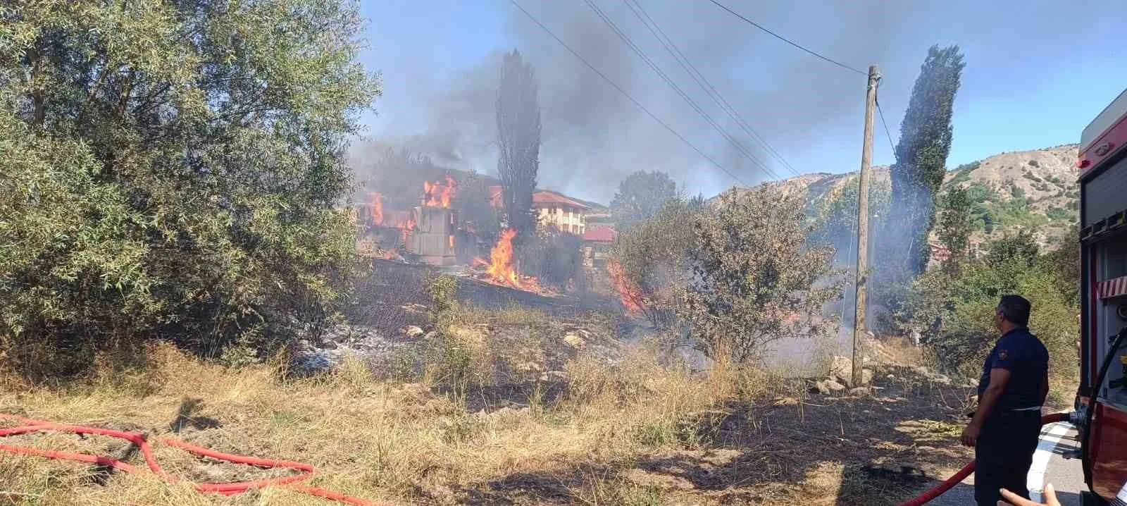 ANKARA'NIN KIZILCAHAMAM İLÇESİNDE AHŞAP BİNA TAMAMEN YANDI.