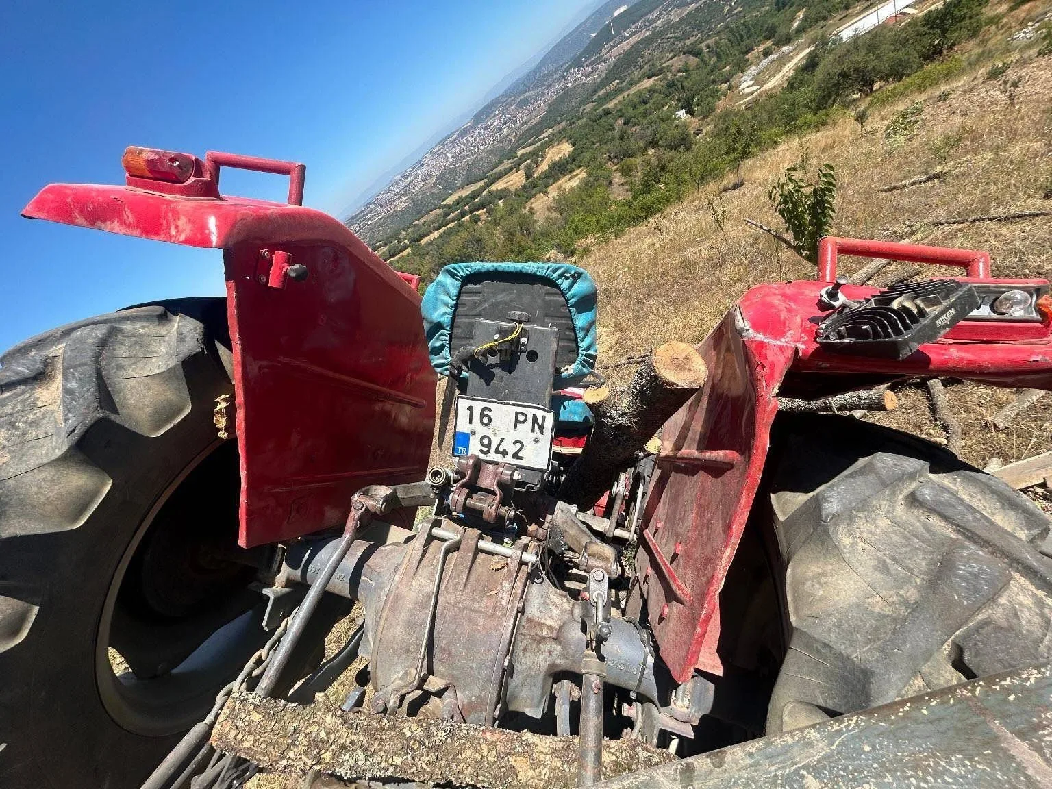 Kontrolden çıkan traktör bahçeye girdi, 4 kişi yaralandı