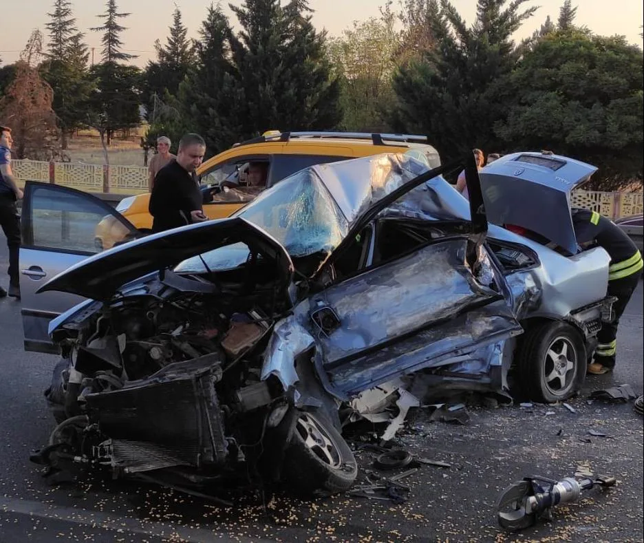 Konya’da tır ile çarpışan otomobildeki 2 kişi hayatını kaybetti