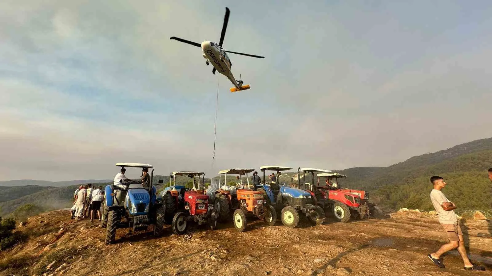 Köylüler yangına karşı seferber oldu: Tankerlerle helikopterlere su takviyesi yapılıyor