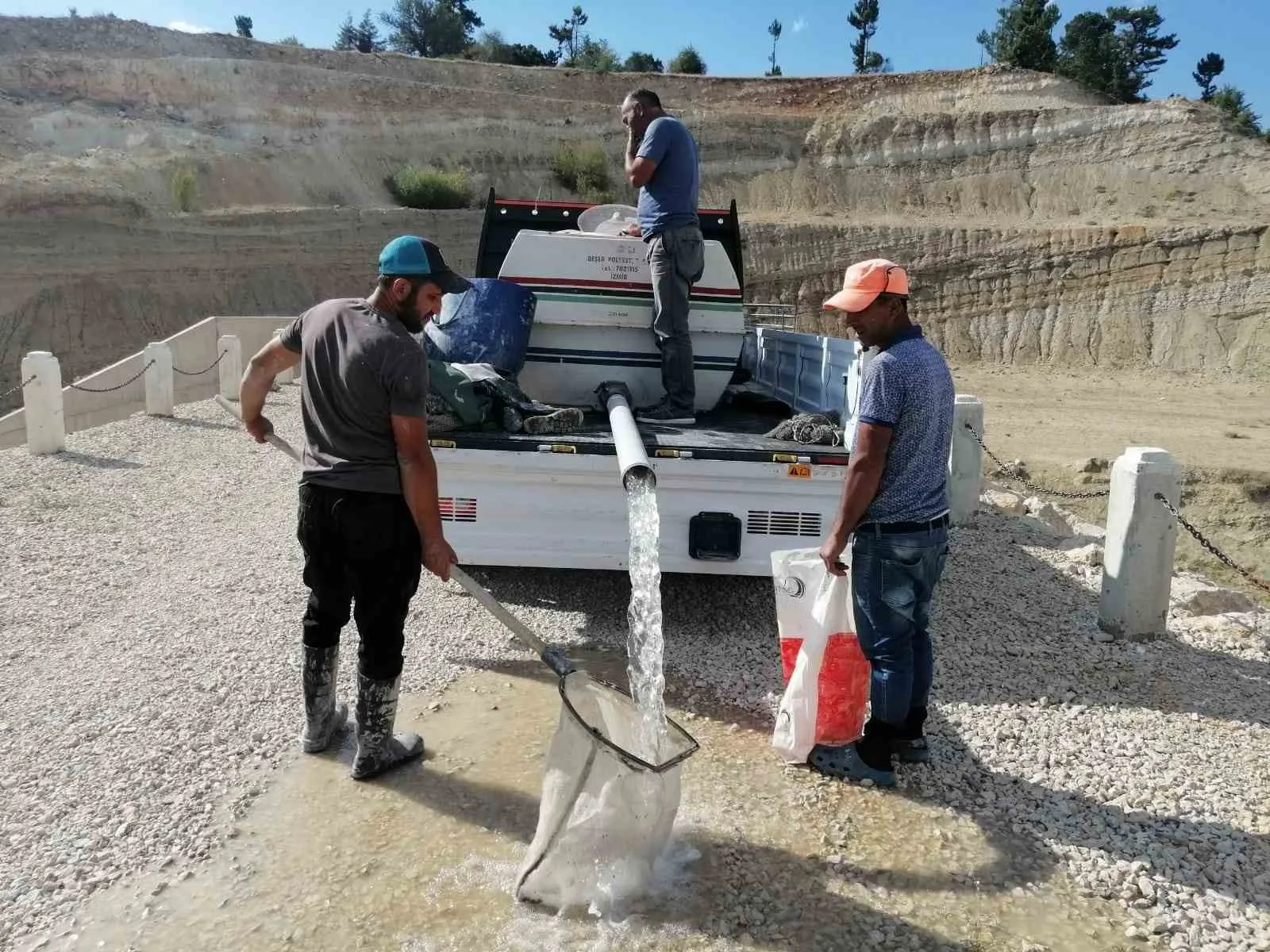 Kuruyan göldeki balıklar balçığın içerisinden kurtarıldı