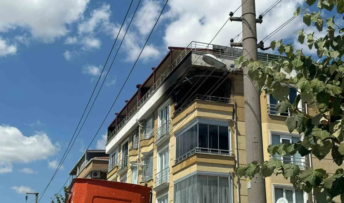 LÜLEBURGAZ'DA BİR EVİN BALKONUNDA