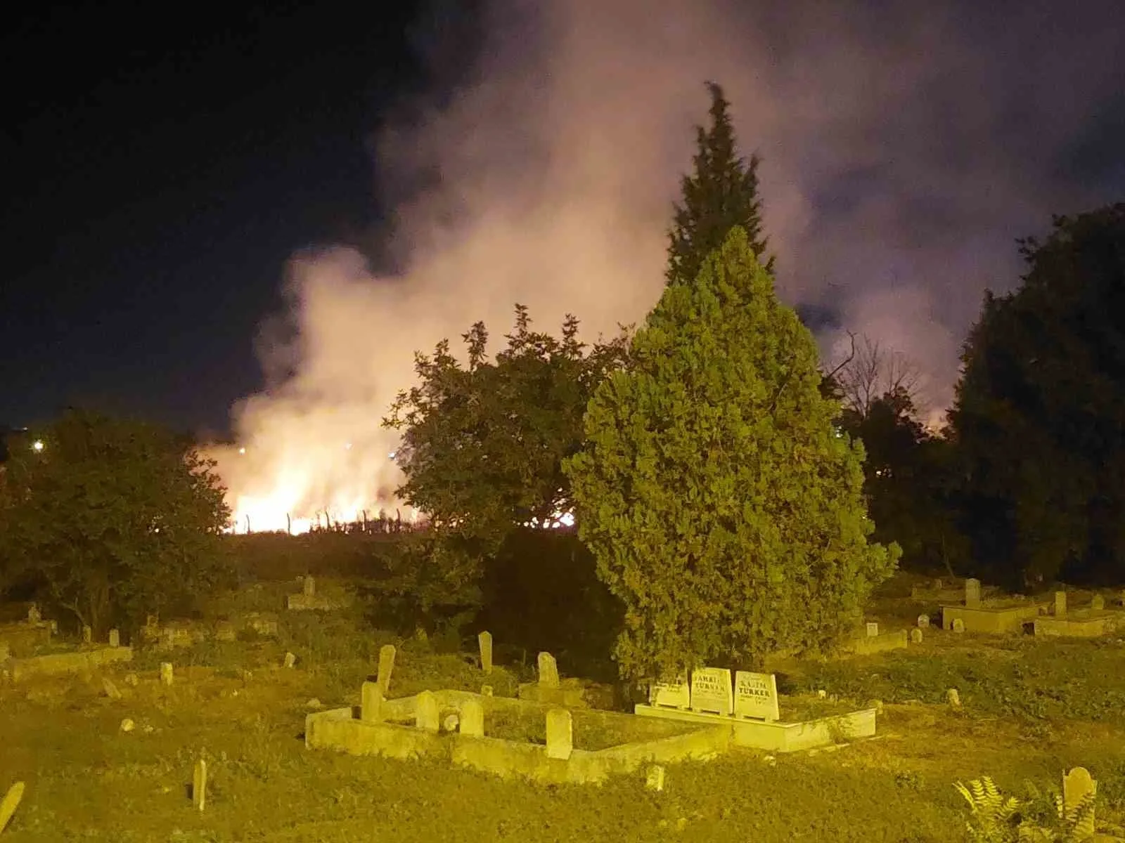 Lüleburgaz’da mezarlıkta çıkan yangın söndürüldü