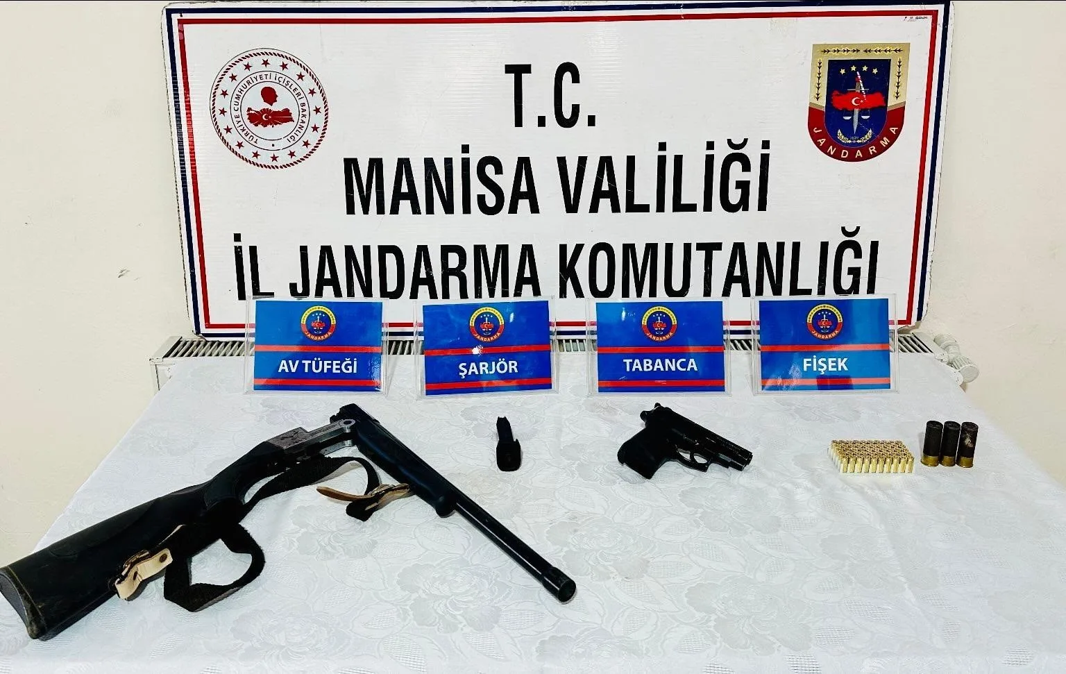 Manisa’da ikametten ruhsatsız tabanca ve tüfek çıktı