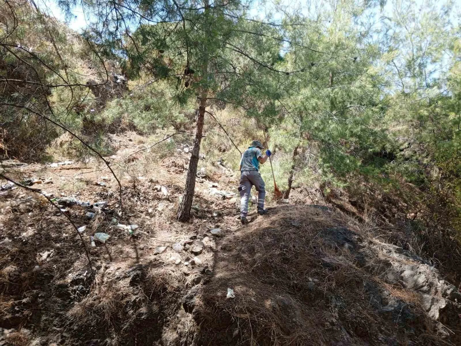 Marmaris’te seyir tepelerinin temizliğine devam edildi