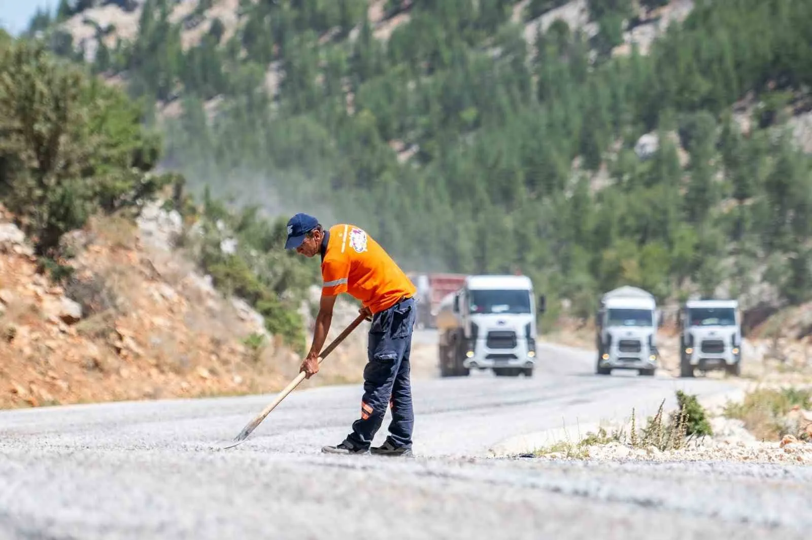 Mersin’in kırsal bölgelerinde yol çalışmaları sürüyor