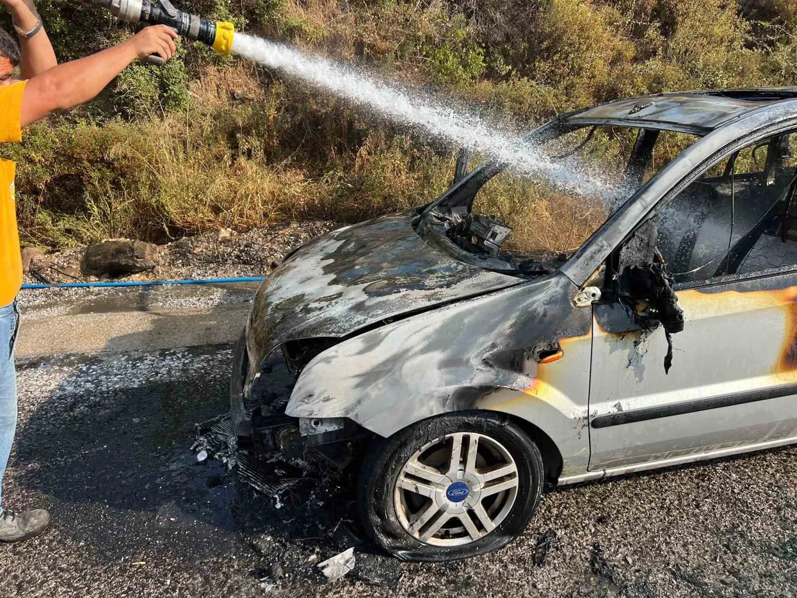 Milas’ta seyir halindeki araç alev aldı