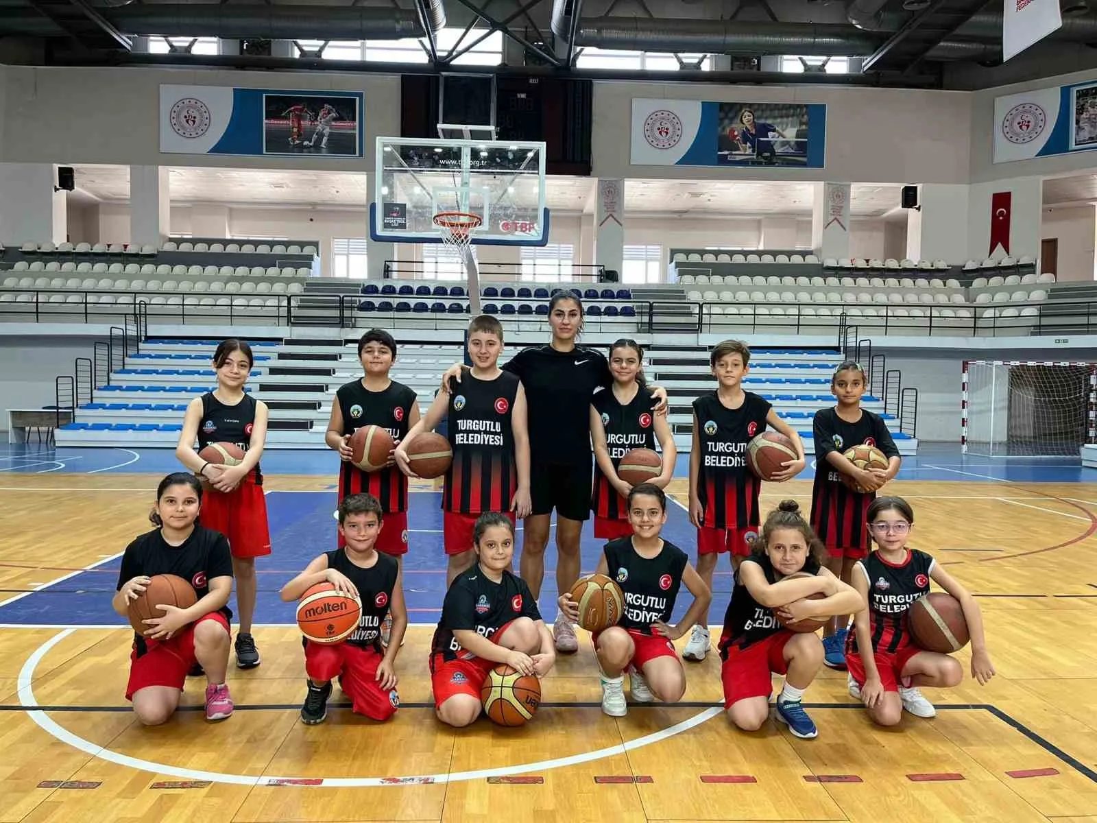 Milli Basketbolcu Manolya Kurtulmuş’tan kariyerine adım attığı Turgutlu Belediyespor’a ziyaret