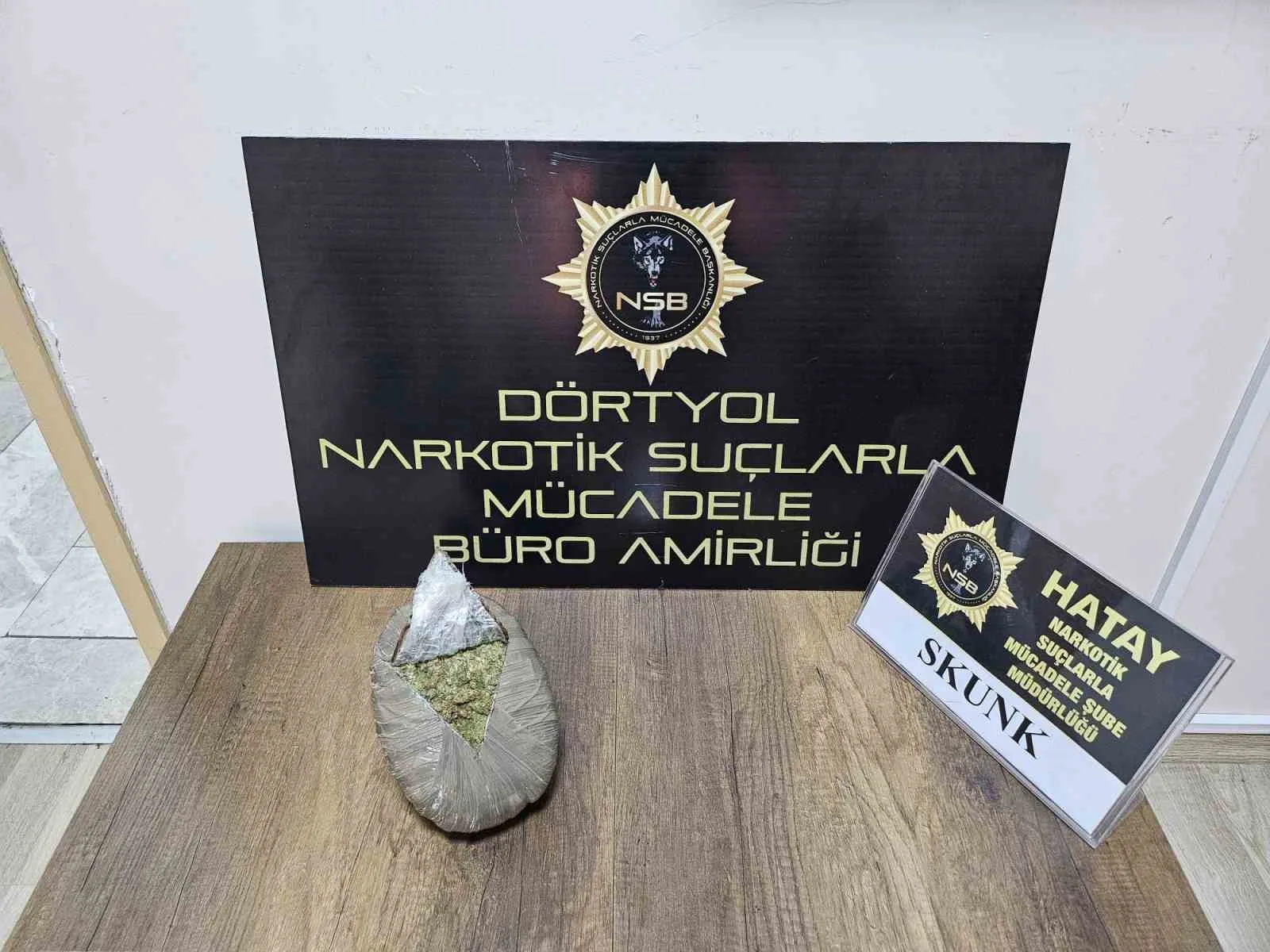 Motosikletli şahsın aracından ve üstünden 595 gram skunk çıktı