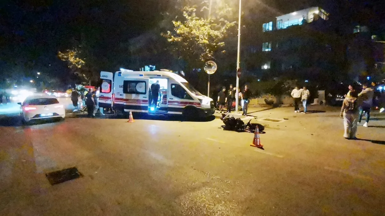 Mudanya’da motosiklet otomobile çarptı: 2 yaralı