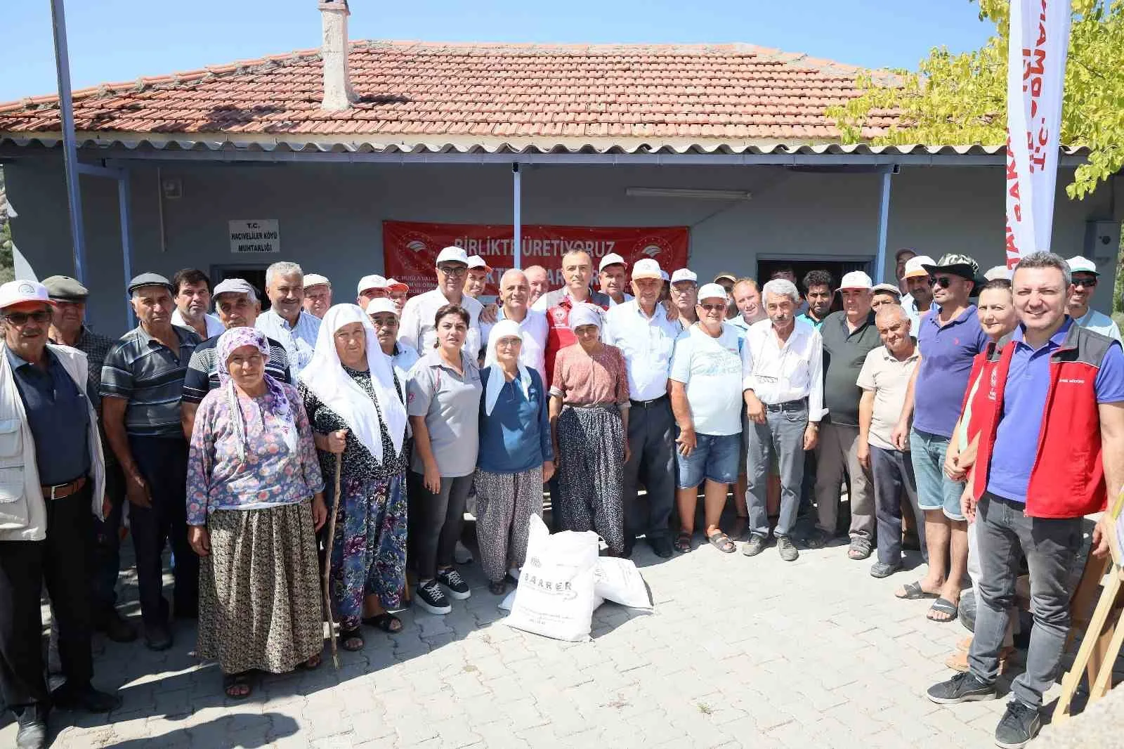 Muğla’da zeytin üreticilerine ücretsiz kaolin kili dağıtılıyor