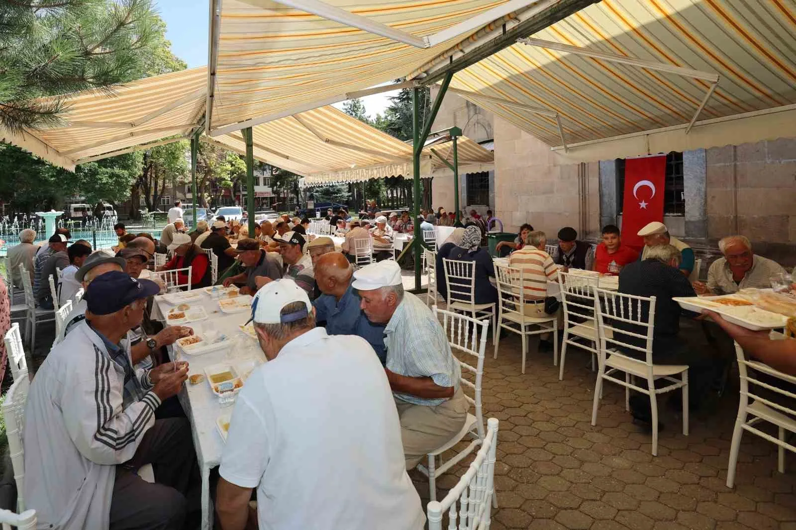 Namaz sonrası vatandaşlara yemek ikramında bulunuldu