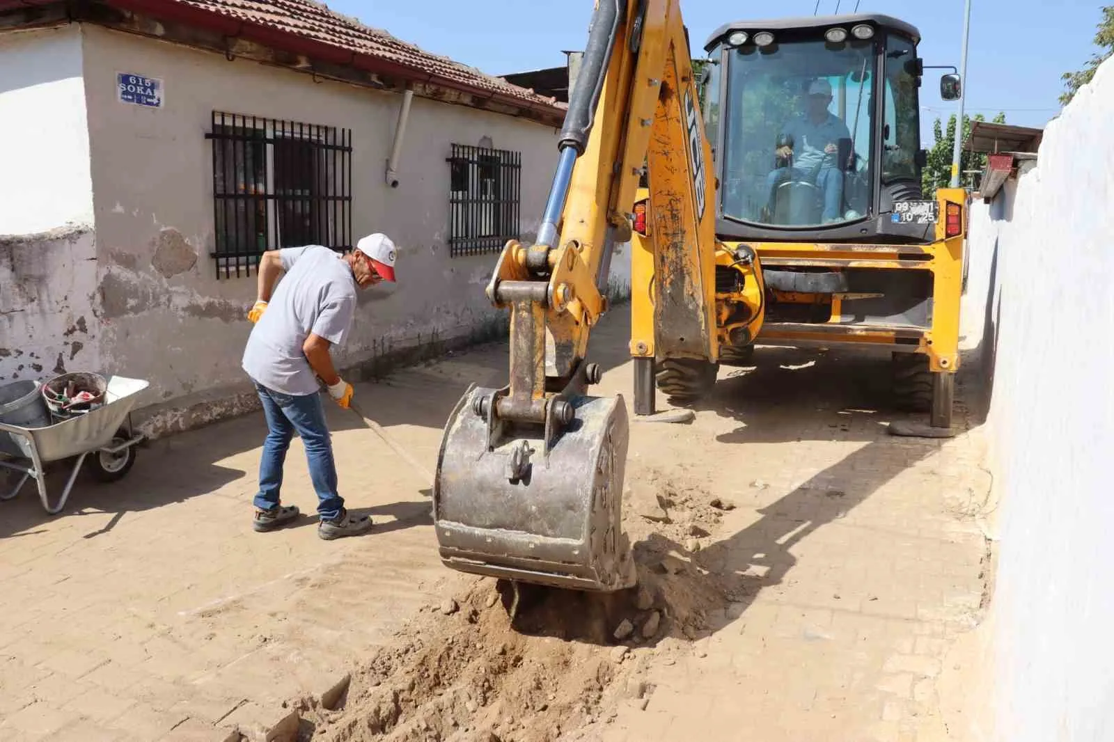 Nazilli Belediyesi İstiklal’de yolları yeniliyor