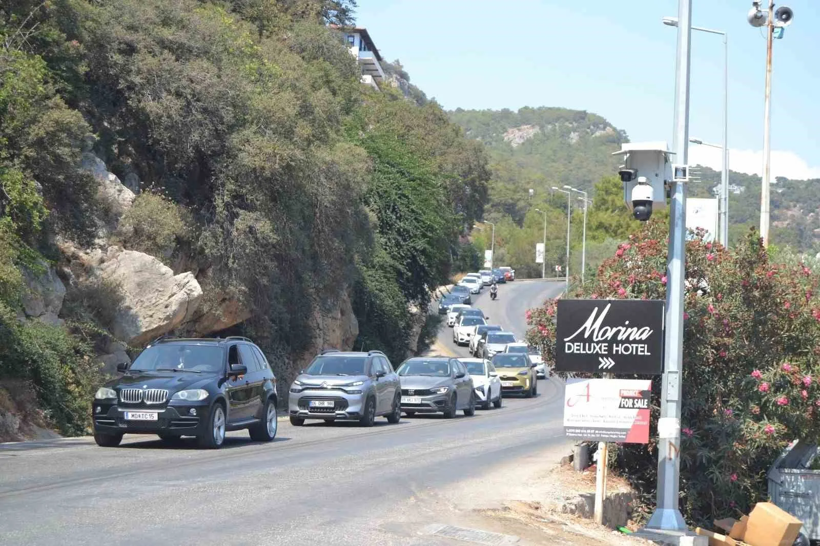 Ölüdeniz’e tatilci akını, uzun araç kuyruğu oluştu