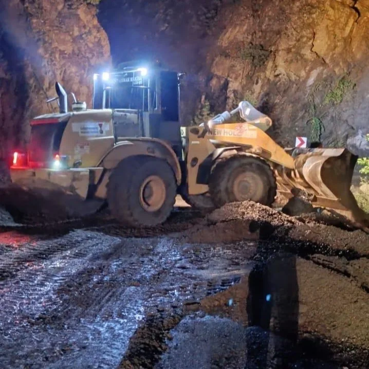 Onikişubat kırsalında heyelandan kapanan yollar trafiğe açılıyor