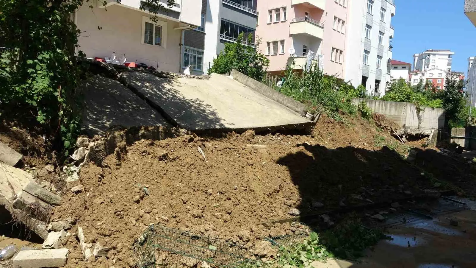 Ordu’da sağanak nedeniyle istinat duvarı yıkıldı: 10 daireli bina tahliye edildi