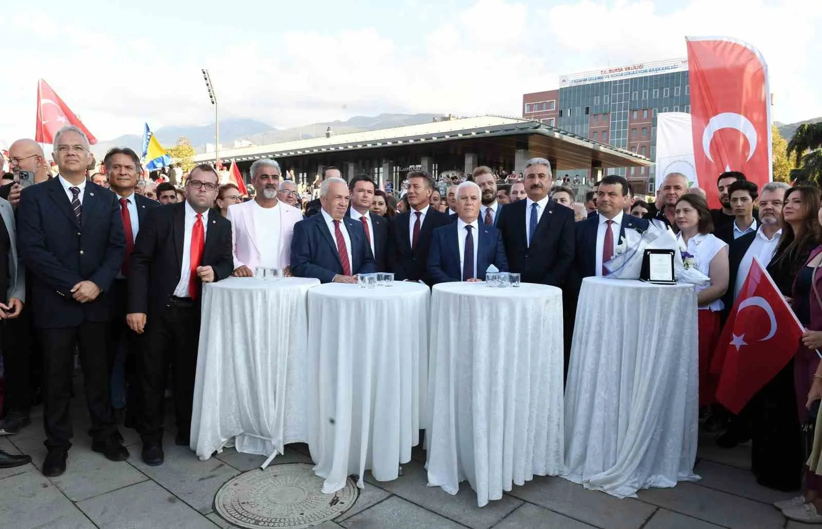 Osmangazi Belediyesi Zafer Bayramı’nı Atatürk Anıtı ile taçlandırdı