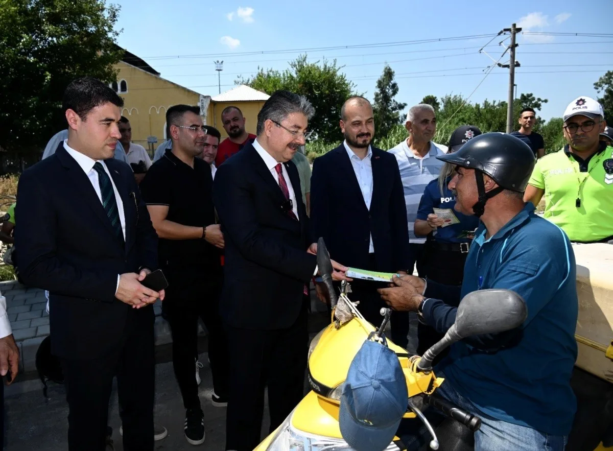 Osmaniye’de “Ceza Yok, Kask Var” mottosuyla motor sürücülerine kask dağıtıldı