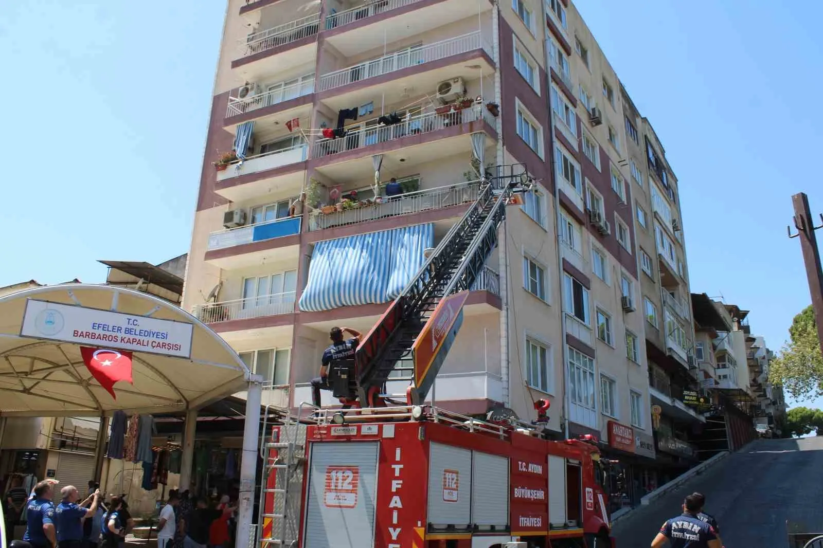 Otizmli adam annesini odaya kilitledi, itfaiye eve balkondan girdi