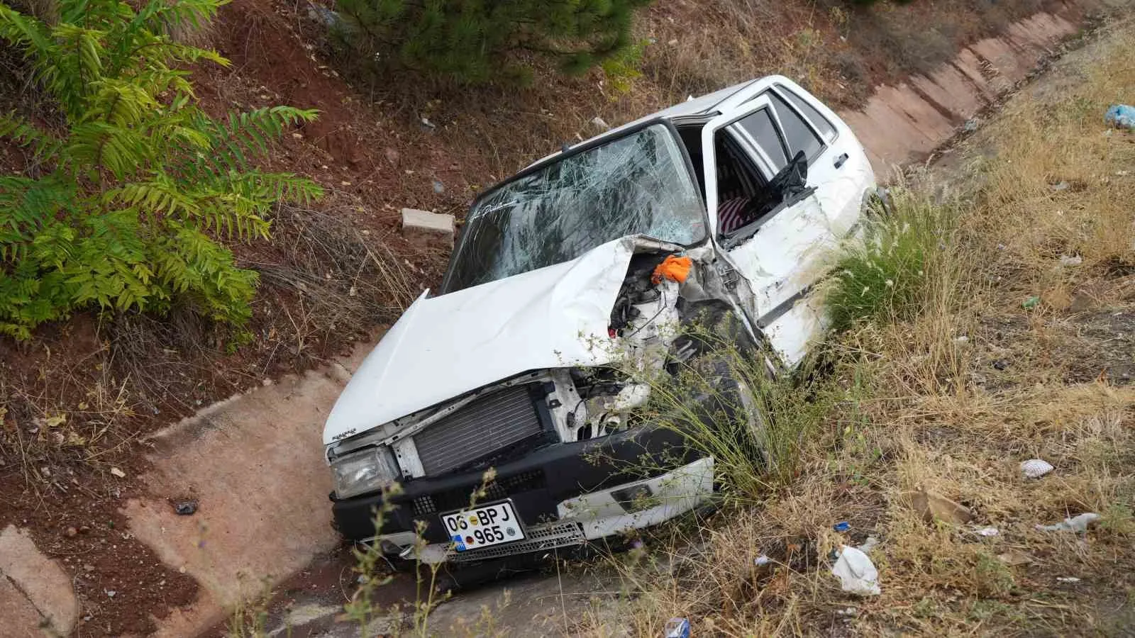 Otobüs ile çarpışan otomobil su kanalına devrildi: 1 yaralı