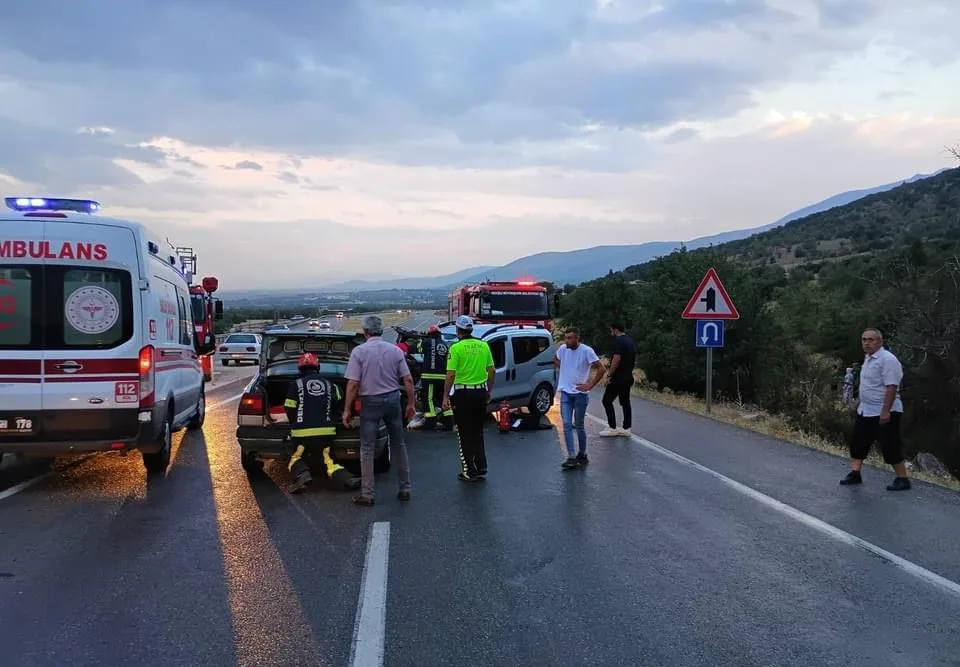 Otomobil karşı yönden gelen araçla çarpıştı; 2 yaralı