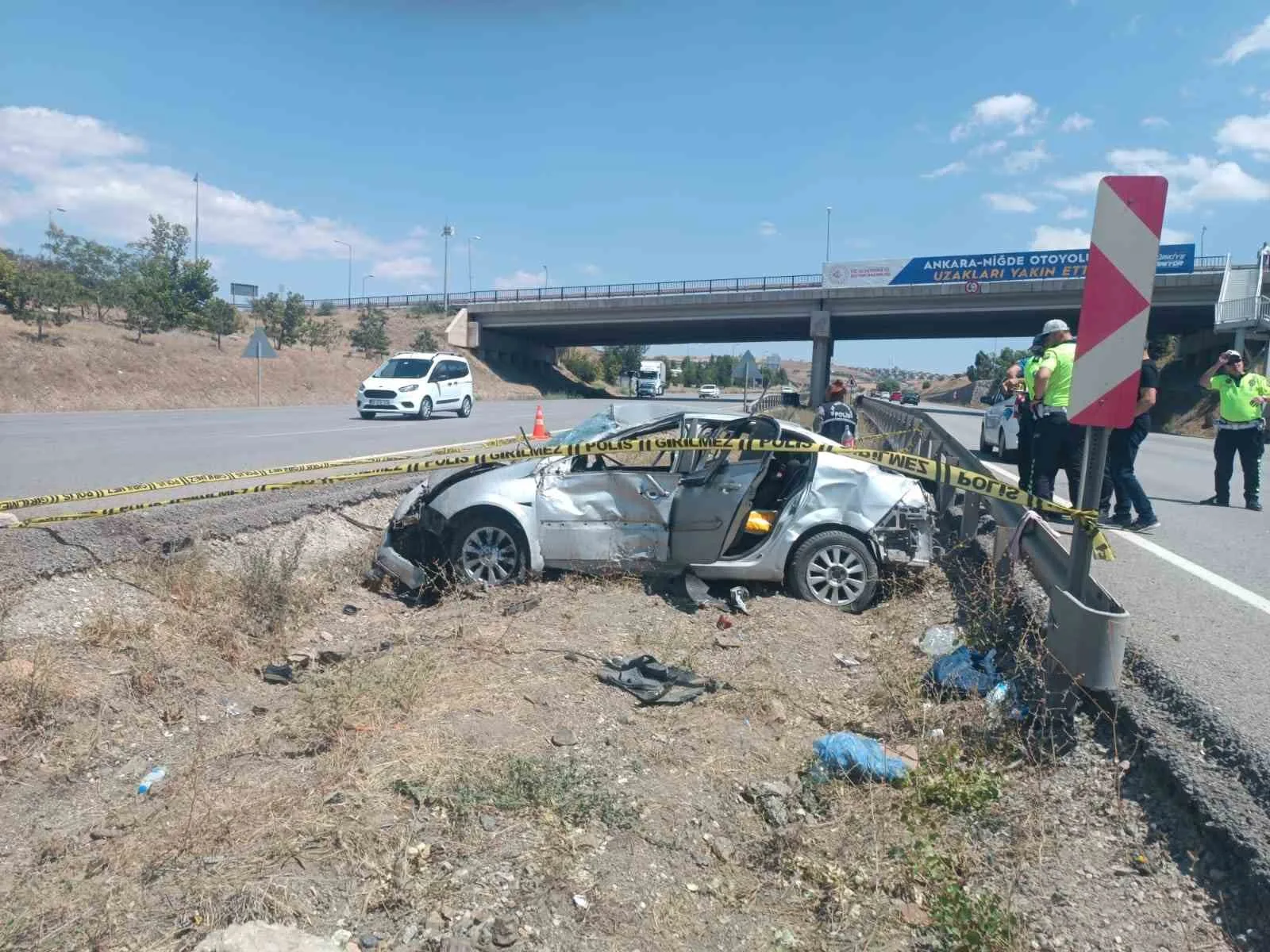 ANKARA'DA KONTROLDEN ÇIKAN OTOMOBİL TAKLA ATARAK ORTA REFÜJE DEVRİLDİ. KAZA