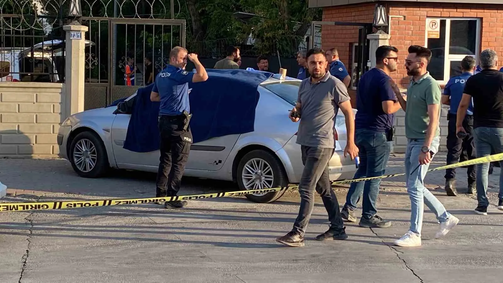 Otomobilde öldürdüğü eşinin cenazesiyle karakola teslim oldu