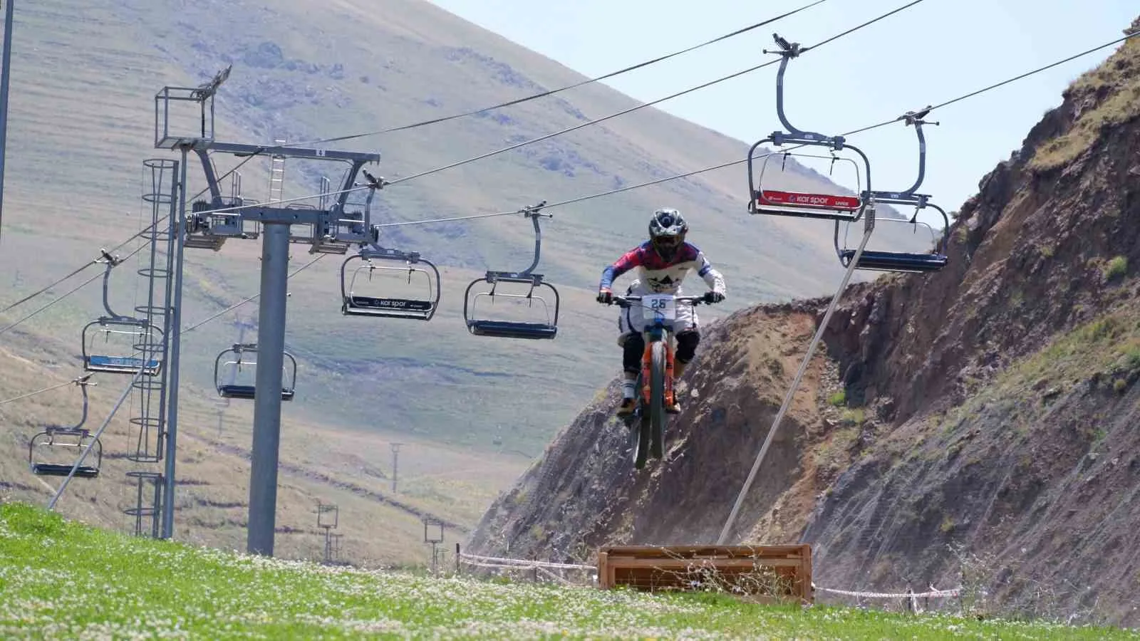 Palandöken’in zirvesinde aşağı pedal çevirdiler