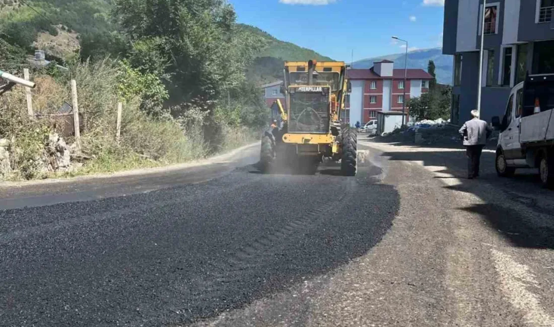 POSOF'TA BOZULAN YOLLAR ASFALTLANIYOR.