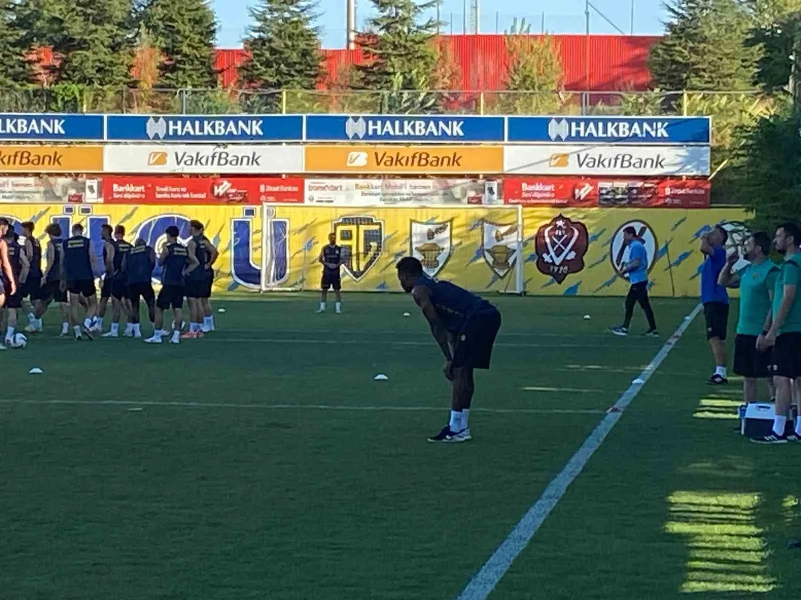 ANKARAGÜCÜ TEKNİK DİREKTÖRÜ CİHAT ARSLAN, BEŞEVLER SPOR KOMPLEKSİNDE ANTRENMAN ÖNCESİNDE