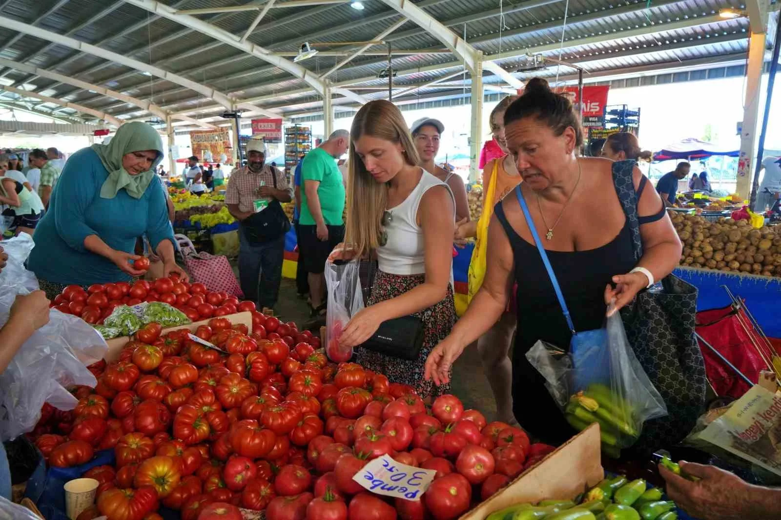 Ruslar Türkçe öğrenmeyince pazarcılar Rusça öğrendi