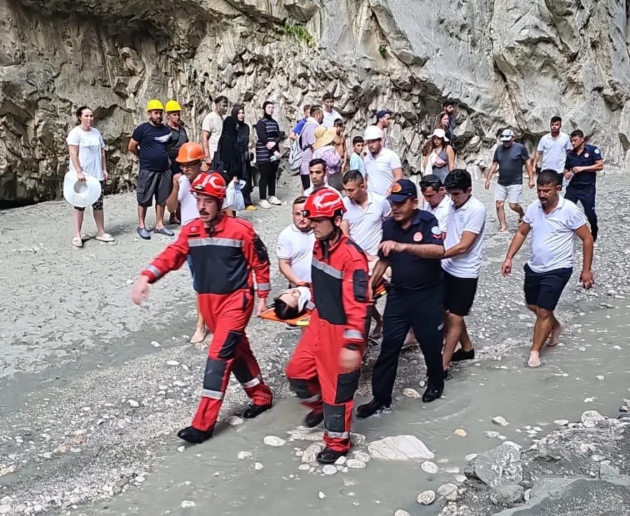 Saklıkent Kanyonu’nda düşen kaya parçası 2 turisti yaraladı