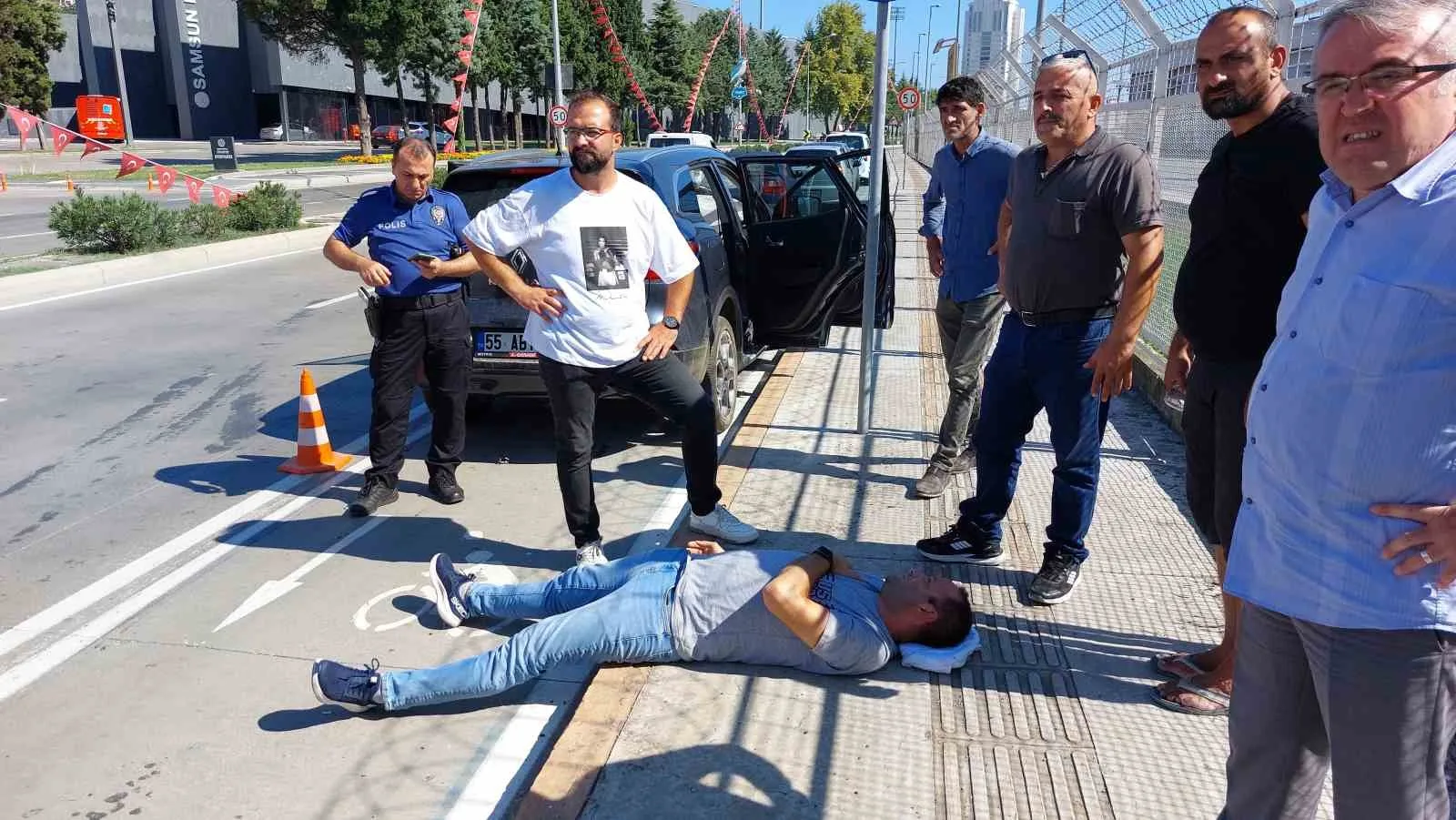 Samsun’da dolmuş ile çarpışan otomobilin sürücüsü hastanelik oldu