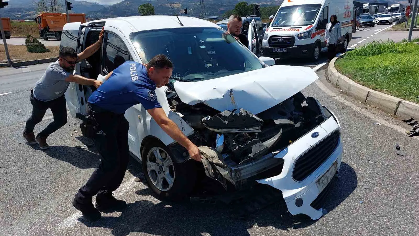 Samsun’da hafif ticari araç kamyonla çarpıştı: 1 yaralı