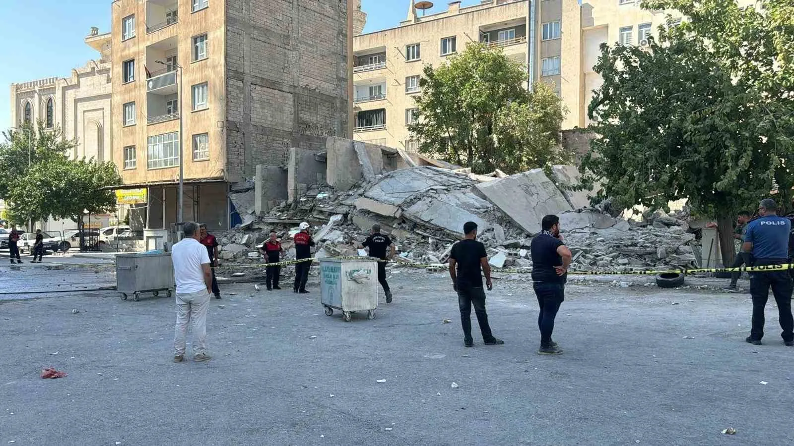 Şanlıurfa’da faciadan dönüldü: Yıkım sırasında bina iş makinesinin üzerine devrildi