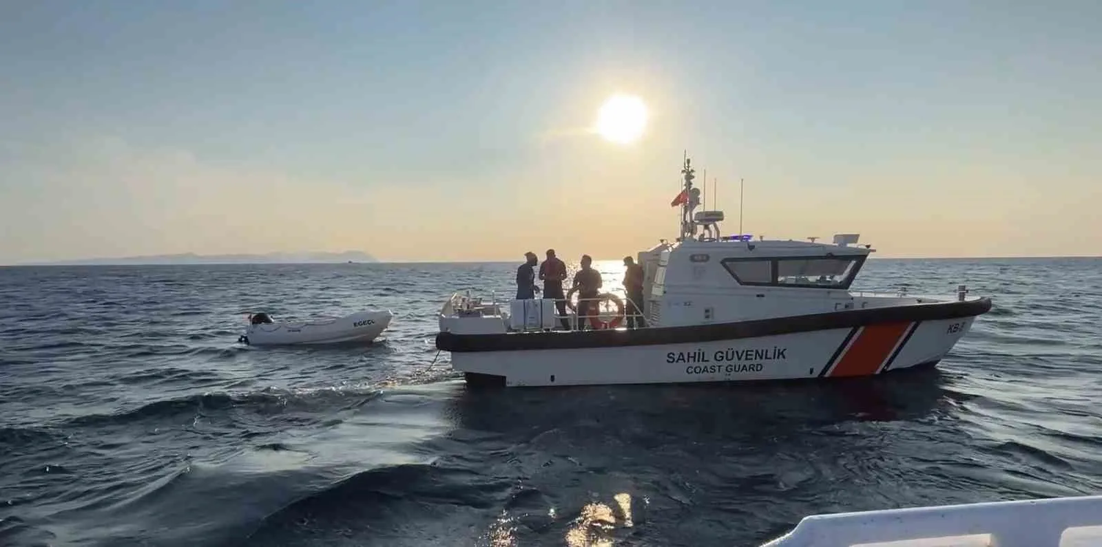 Saros Körfezi’nden Zürafa kayalıklarına sürüklenen tekneyi Sahil Güvenlik kurtardı