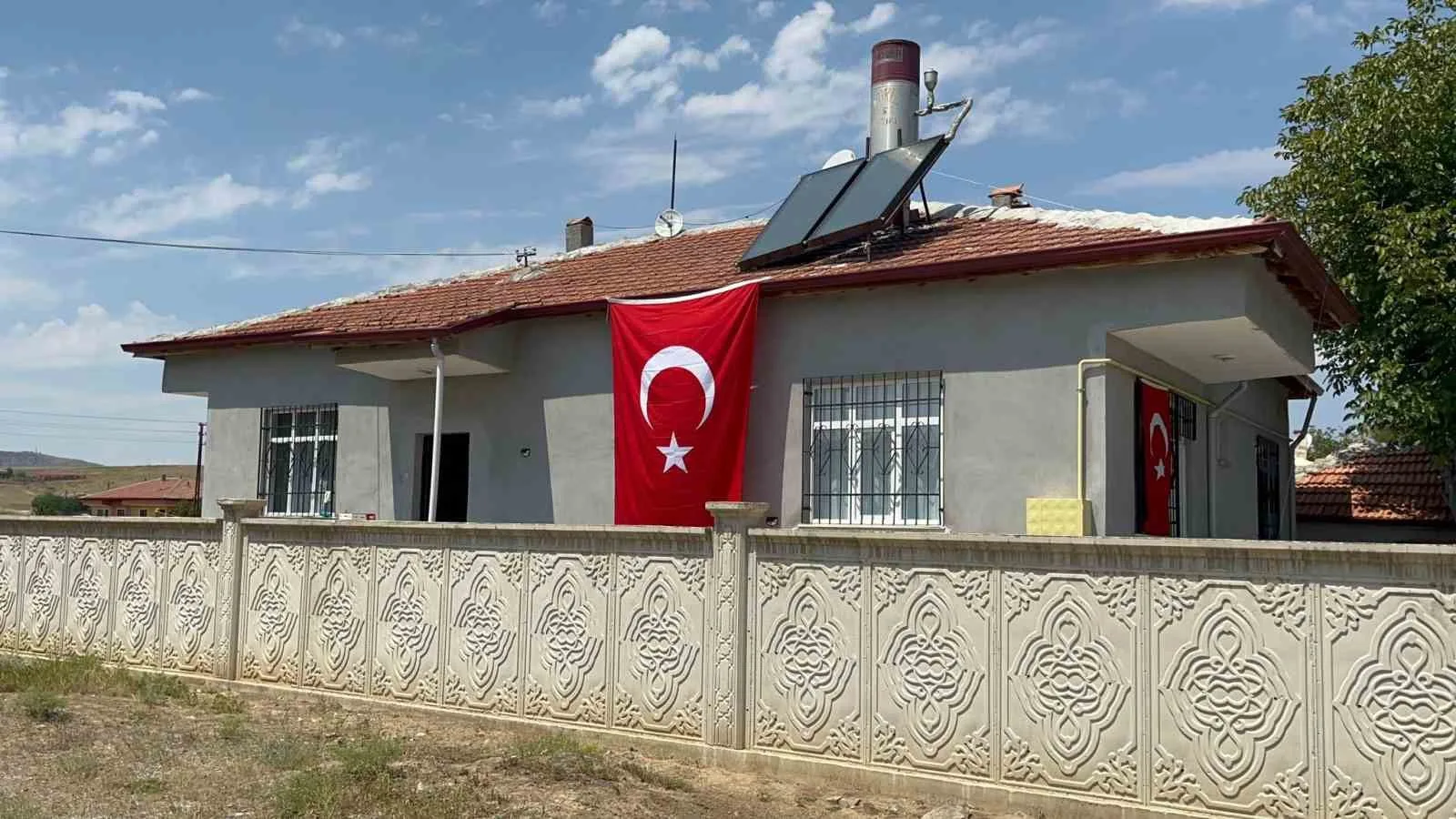 Şehidin baba ocağına Türk bayrağı asıldı