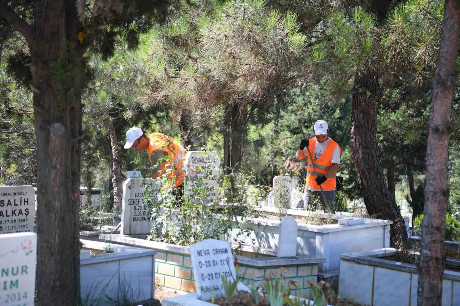 Şekerpınar Mezarlığı’nda temizlik yapıldı