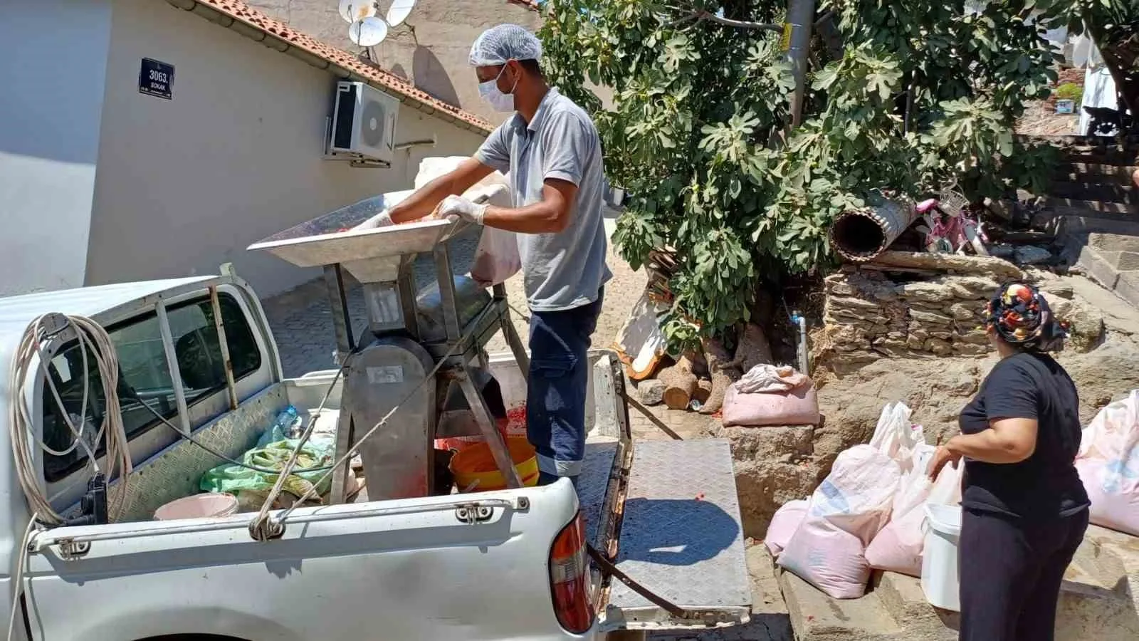 Selçuk’ta salçalar ailece hazırlanıyor, belediye makine ile destek oluyor