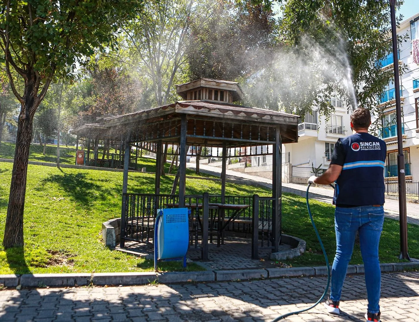 SİNCAN BELEDİYESİ, HALK SAĞLIĞINI KORUMAK İÇİN BÖCEKLERLE MÜCADELE KAPSAMINDA İLAÇLAMA