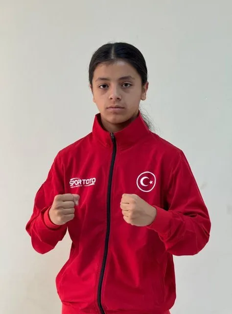 Şırnaklı Asmin, Üst Minikler Avrupa Boks Şampiyonası’nda son 16’da