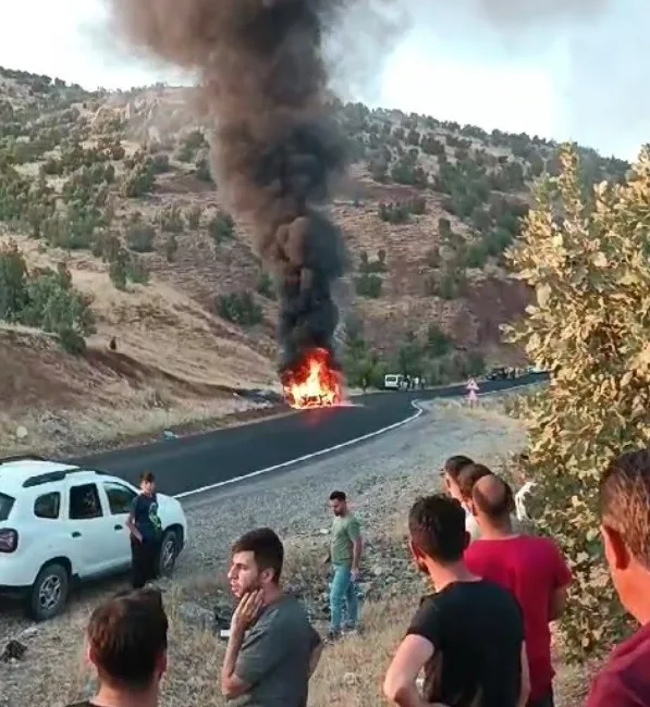 ŞIRNAK’TA LÜKS OTOMOBİL ALEVLER