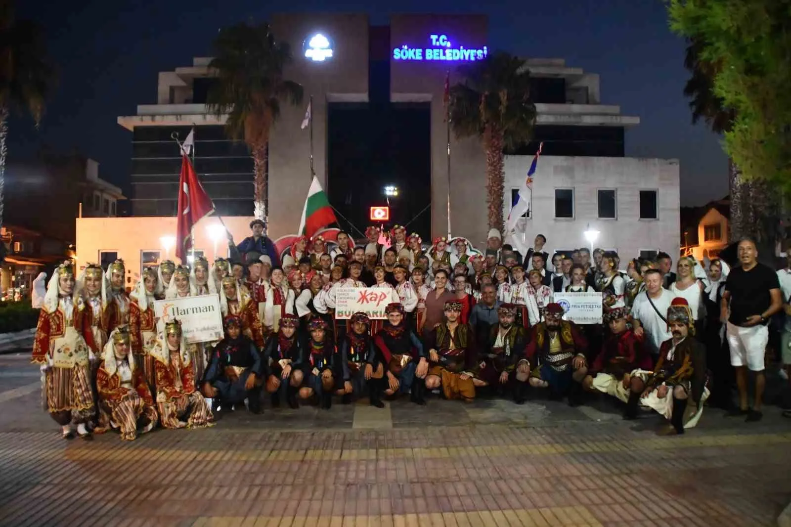 Söke Uluslararası Halk Oyunları Festivali renkli görüntülerle başladı