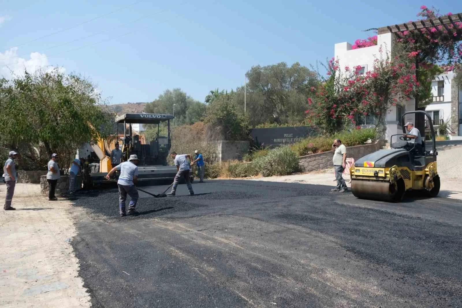 Su hattı değişen caddeye asfaltlama