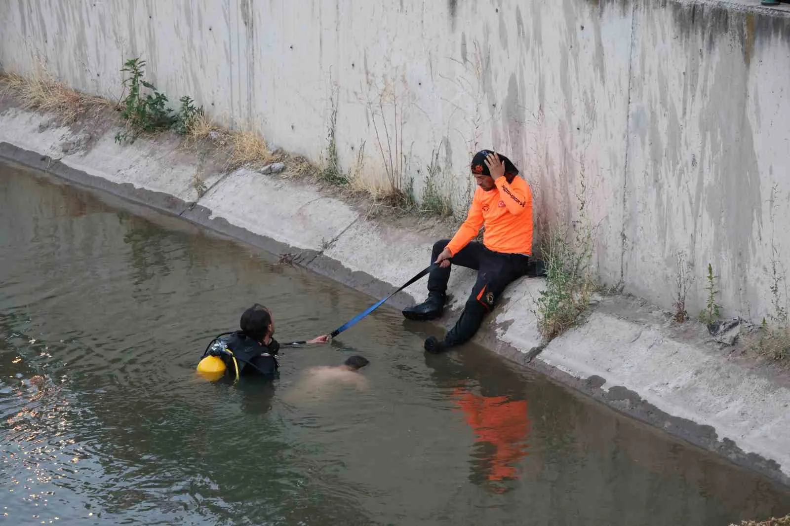 Sulama kanalına düşen çocuğu kurtardı, kendi kurtulamadı… Ölmeden önceki son anları kamerada