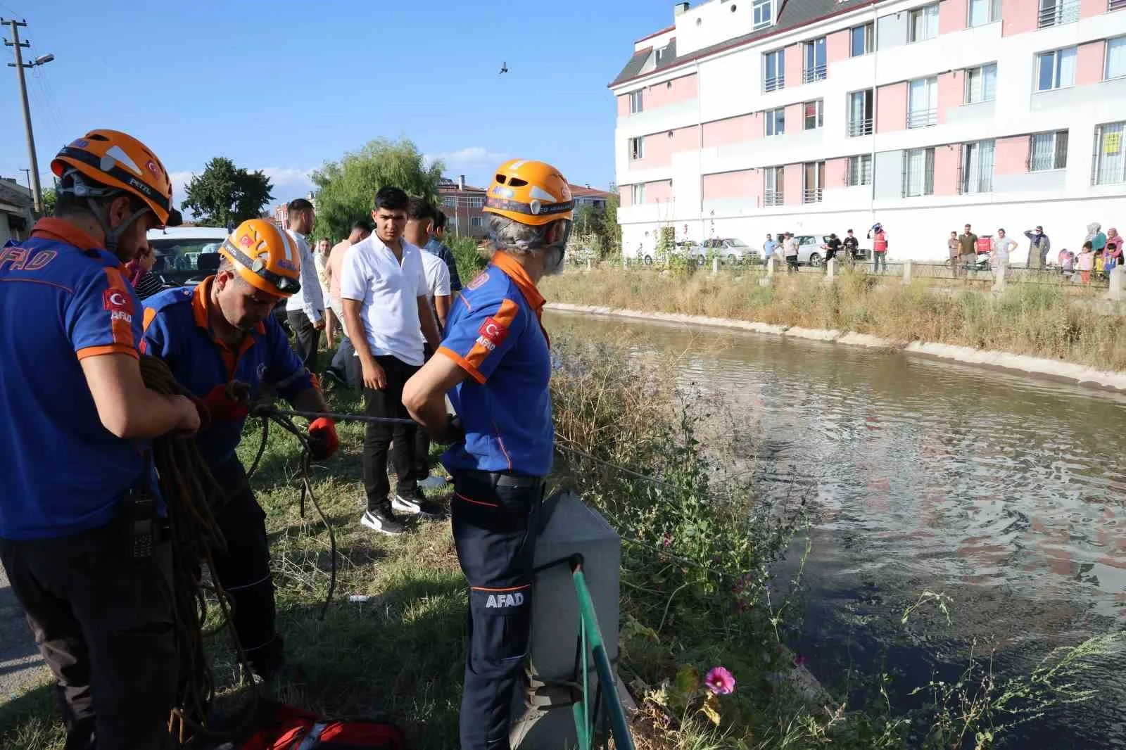 Suya düşen yabancı uyruklu çocuğu kurtaran şahıs akıntıya kapılarak kayboldu