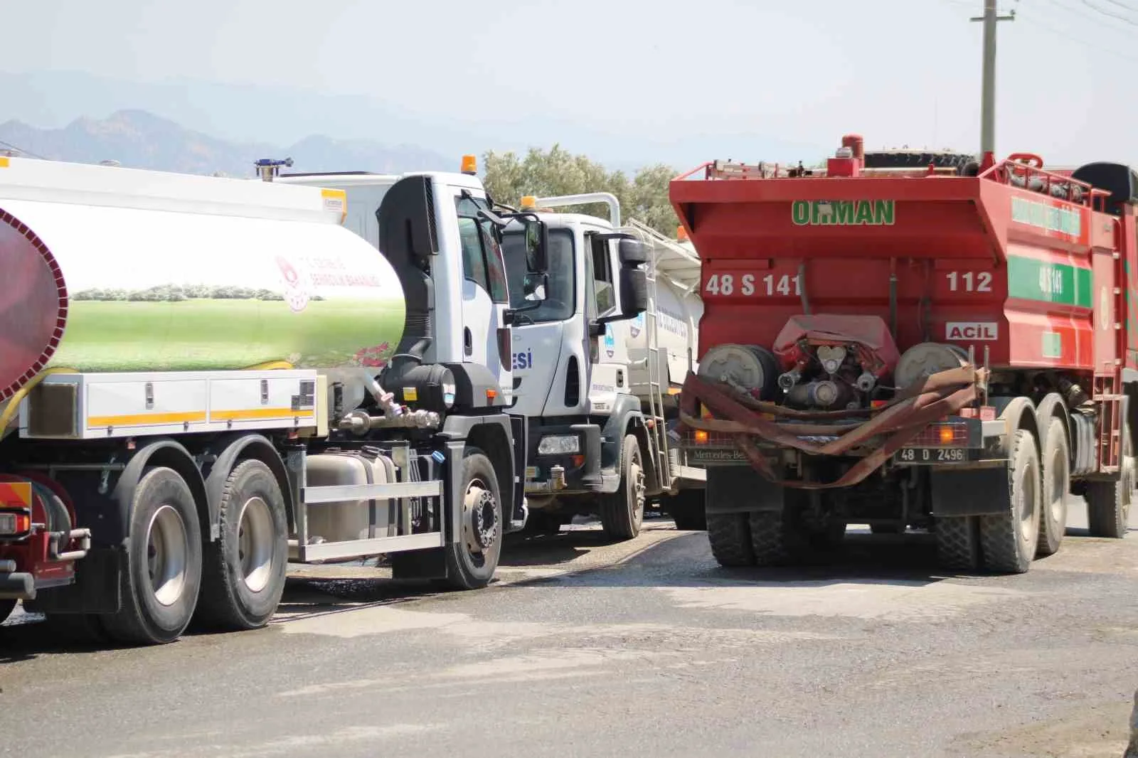 Tam mesai yapan itfaiye ve orman araçlarına tankerlerle su takviyesi yapılıyor