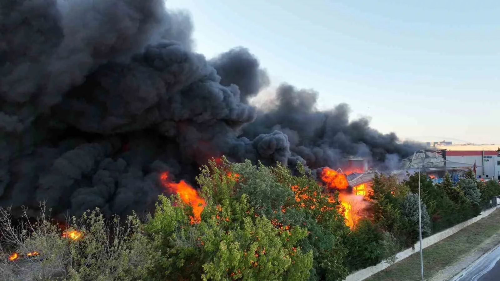 Tekirdağ’da alev alev yanan fabrika havadan görüntülendi